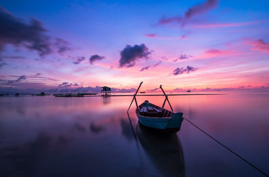 Sonnenaufgang in Vietnam traditionell Wasser Fischerboot Urlaub in Vietnam Die besten Reisetipps