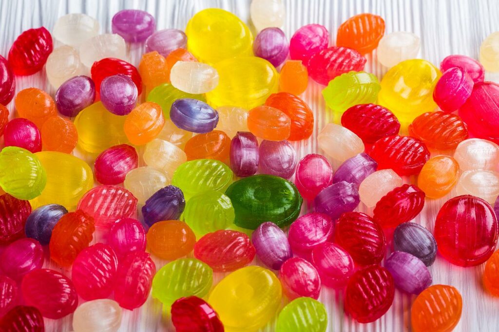 Süßigkeiten in bunten Farben Typisch dänische Süßigkeiten und Gebäck