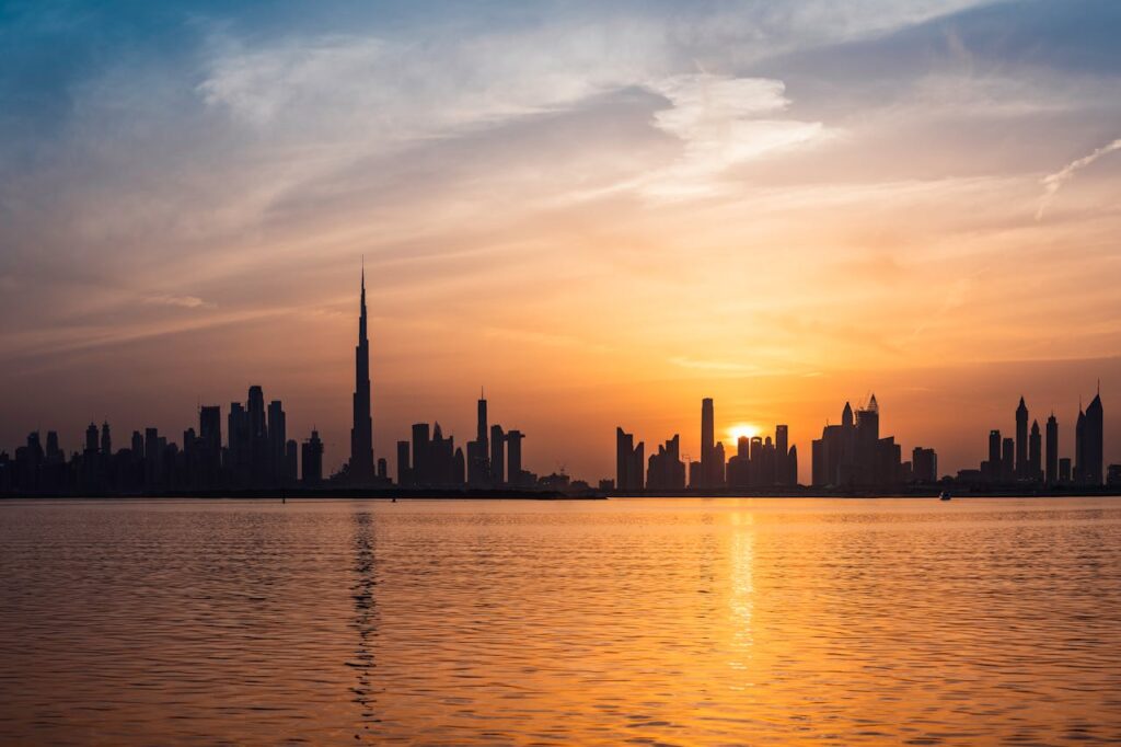 Dubai Meer Stadt Sonnenuntergang Lohnt sich eine Reise nach Dubai